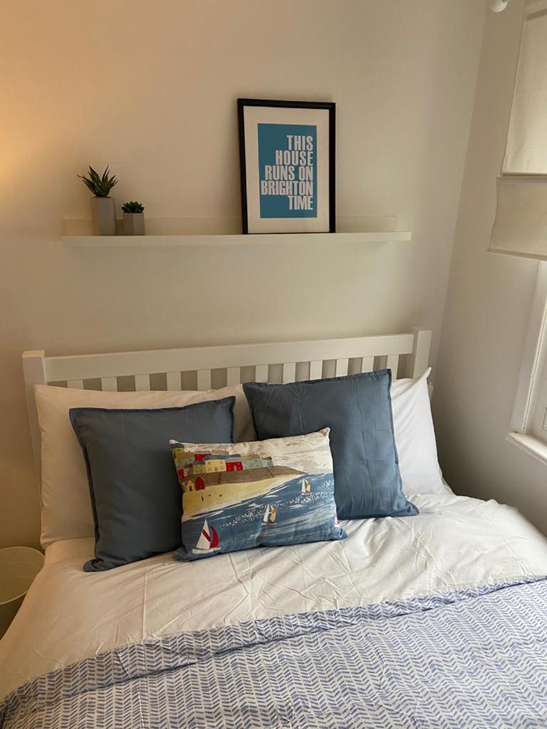 Centrally Located, Comfortable Apartment Near Station, Beach And North Laines Brighton Room photo