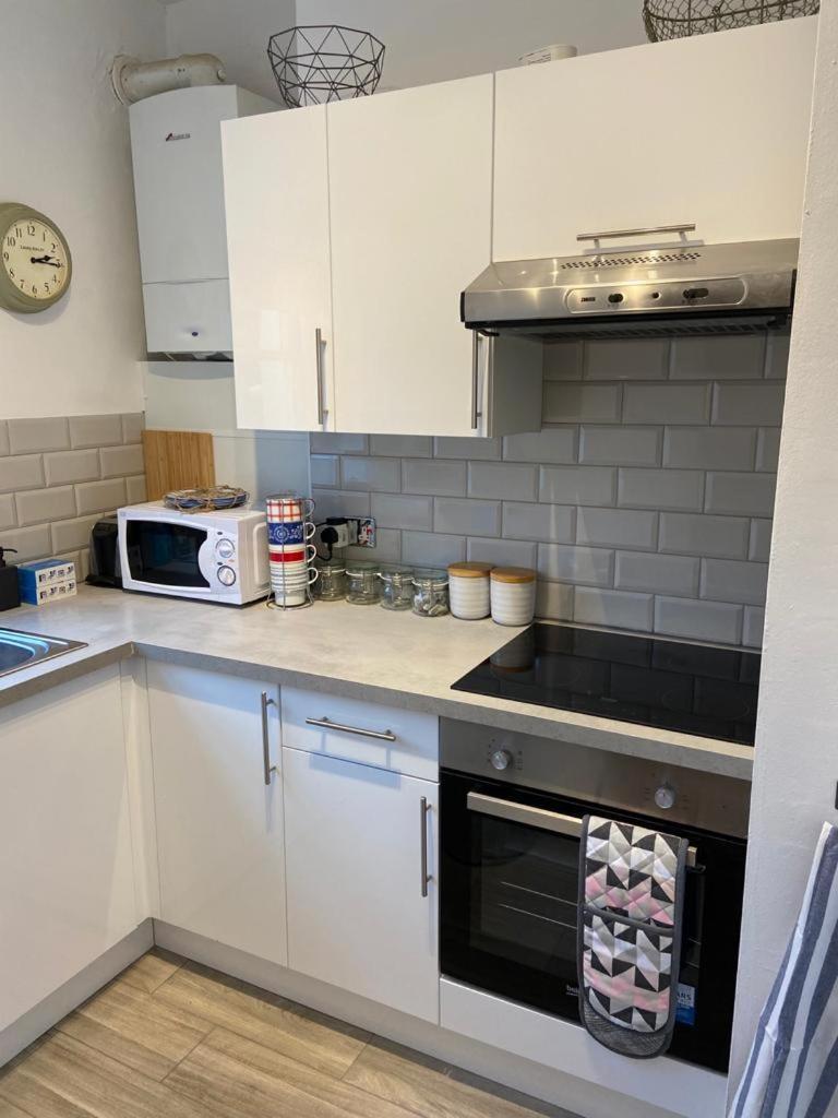 Centrally Located, Comfortable Apartment Near Station, Beach And North Laines Brighton Room photo