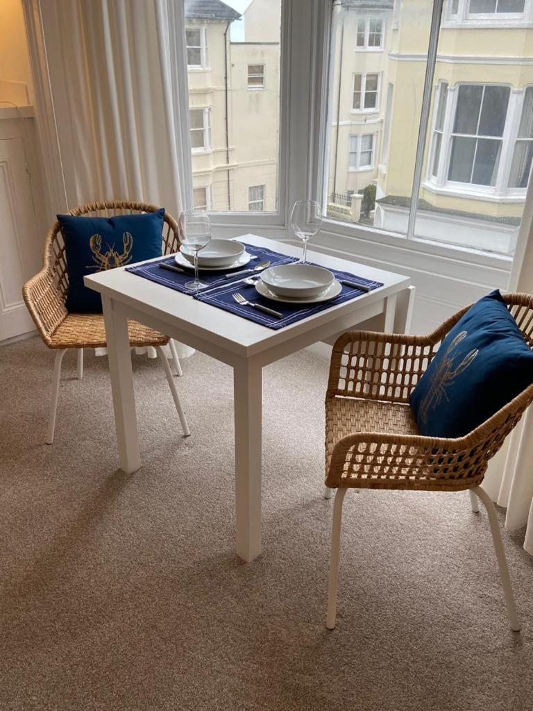 Centrally Located, Comfortable Apartment Near Station, Beach And North Laines Brighton Room photo